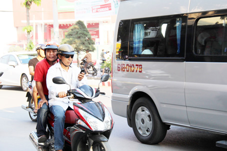 Một trường hợp sử dụng điện thoại di động khi đang điều khiển xe máy lưu thông trên đường Nguyễn Ái Quốc (TP.Biên Hòa).