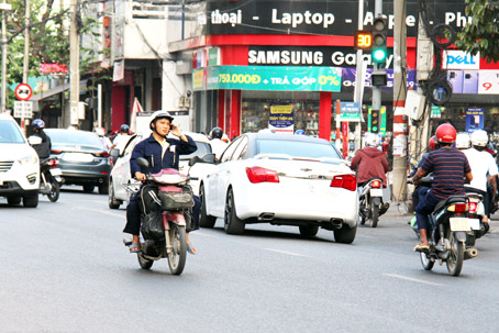  Tương tự, trên đường Phạm Văn Thuận (TP.Biên Hòa) tình trạng sử dụng điện thoại di động khi đang điều khiển xe máy cũng diễn ra khá thường xuyên.