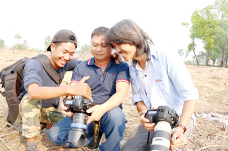 Nhiếp ảnh gia trẻ: (từ trái qua) Nguyễn Thành An, Nguyễn Mạnh Hà,bNguyễn Văn Hòa trong một buổi đi sáng tác chiều 13-3, tại huyện Trảng Bom.