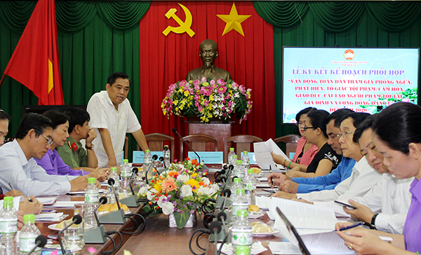 Đồng chí Huỳnh Văn Tới, Chủ tịch  Ủy ban MTTQ tỉnh trao đổi ý kiến tại buổi lễ.