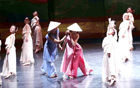 Vẻ đẹp truyền thống được khắc họa bằng ngôn ngữ đương đại.