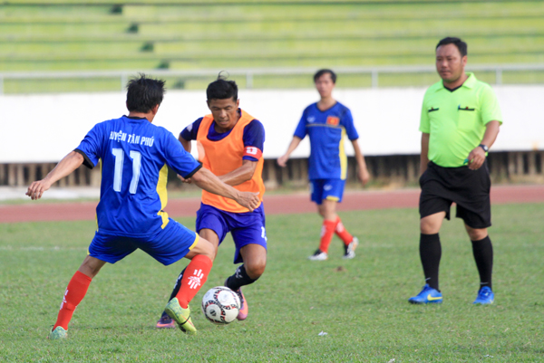 Đội huyện Tân Phú (áo xanh) nhiều khả năng nhận thêm trận thua trước chủ nhà TP. Biên Hòa