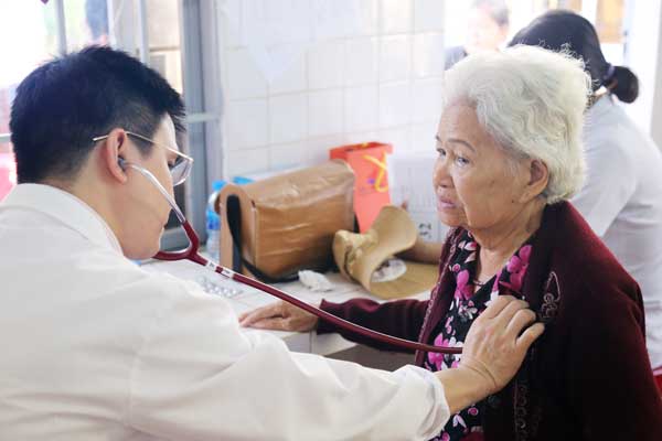 Các bác sỹ khám bệnh miễn phí cho người nghèo và gia đình chính sách tại xã Bảo Vinh (TX.Long Khánh)