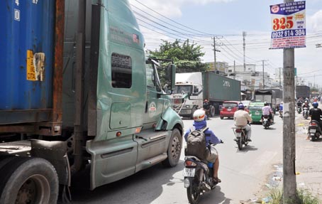 Quốc lộ 1 (khu vực ngã ba Phát Triển, thuộc phường Tân Biên, TP.Biên Hòa) luôn đông đúc xe cộ, luôn tiềm ẩn nguy cơ tai nạn giao thông giữa xe máy với xe container. Ảnh: T.HẢI