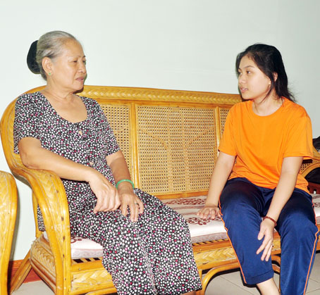 Em Nguyễn Kim Khánh (phường Long Bình Tân, TP.Biên Hòa) kể chuyện học hành ở trường cho bà ngoại nghe.