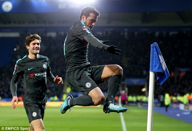 Pedro giúp Chelsea vào bán kết FA Cup.