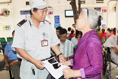 Ông Nguyễn Quốc Hùng, bảo vệ Bệnh viện đa khoa Thống Nhất,hướng dẫn người dân tìm phòng khám bệnh.