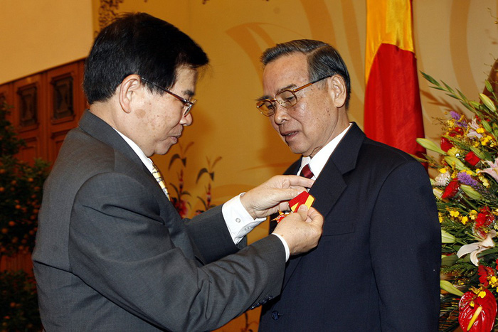 Chủ tịch nước Nguyễn Minh Triết gắn Huân chương Sao Vàng cho nguyên Thủ tướng Phan Văn Khải tại Văn phòng Chính phủ ngày 5-1-2008 - Ảnh: TTXVN