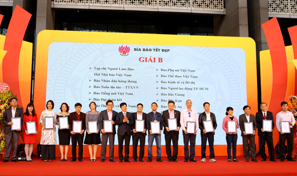 Tổng biên tập Báo Đồng Nai Trần Huy Thanh (thứ 2 từ phải sang) nhận giải B Giải bìa báo tết đẹp