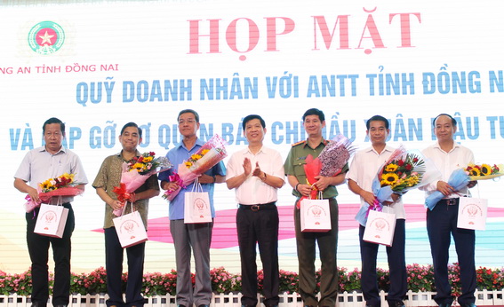 Lãnh đạo Bộ công an, Trung tướng Nguyễn Văn Sơn, Thứ trưởng Bộ công an trao quà và hoa cho lãnh đạo địa phương và thành viên Hội đồng quản lý Quỹ doanh nhân