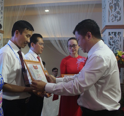    Phó chủ tịch Liên đoàn Lao động tỉnh Tăng Quốc Lập tặng bằng khen của Liên đoàn Lao động tỉnh cho những cá nhân có thành tích xuất sắc trong hoạt động Công đoàn.