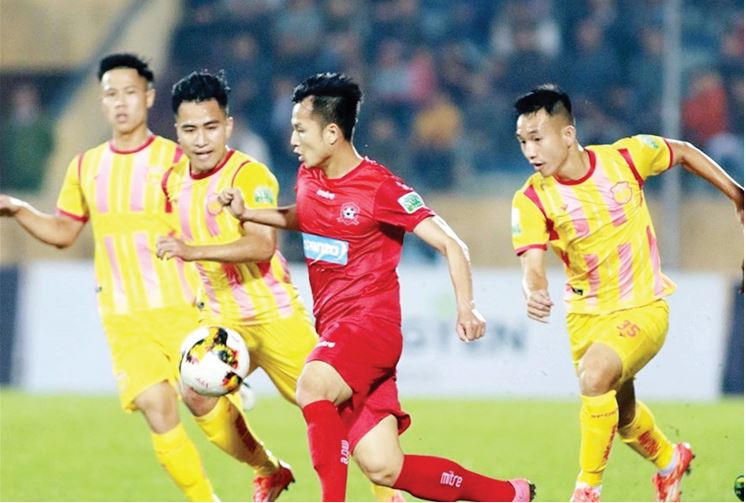 Nam Định (áo sọc) thua Hải Phòng 0-1.