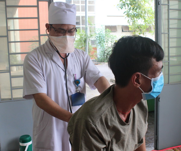 Bác sĩ Bệnh viện phổi Đồng Nai khám bệnh cho một ca lao kháng thuốc.