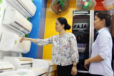 Khách hàng đến tham khảo giá các mặt hàng máy lạnh tại Trung tâm điện máy Công Thành trên đường Cách Mạng Tháng Tám, TP.Biên Hòa.