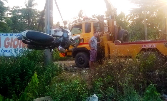 Phát hiện một chiếc mô tô nằm dưới cống thoát nước