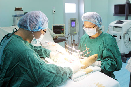 Một trong những giải pháp để giữ chân bác sĩ chính là tạo điều kiện cho các bác sĩ phát triển tay nghề. Trong ảnh: Các bác sĩ trẻ Bệnh viện đa khoa khu vực Long Khánh đang thực hiện một ca phẫu thuật.