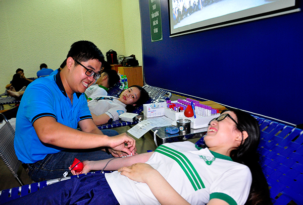 Rất đông học sinh của Trường Lê Qúy Đôn (TP.Biên Hòa) tham gia tình nguyện hiến máu.
