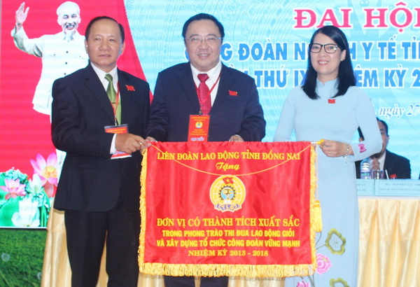 Phó chủ tịch thường trực phụ trách Liên đoàn Lao động tỉnh Nguyễn Thị Như Ý tặng cờ thi đua cho Công đoàn ngành Y tế.
