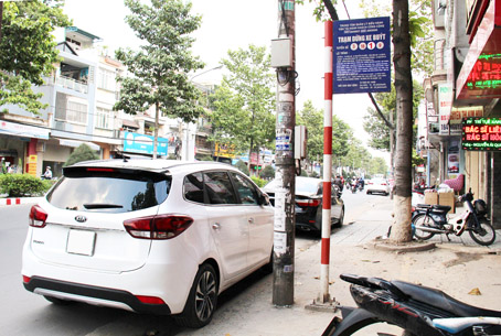 Tương tự, ô tô cũng đậu ở một khu vực đón, trả khách của xe buýt trên đường Nguyễn Ái Quốc, TP.Biên Hòa. (Ảnh chụp vào ngày 26-3-2018)