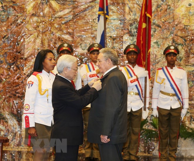 Tổng Bí thư trao Huân chương Sao vàng tặng Chủ tịch Cuba Raul Castro