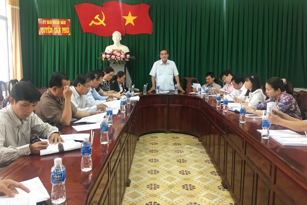 Đồng chí Võ Tuấn Dũng, Phó bí thư, Chủ tịch HĐND huyện Tân Phú, cho rằng phải tăng cường kiểm tra giám sát đánh giá cụ thể hiệu quả về các chương trình giảm nghèo.