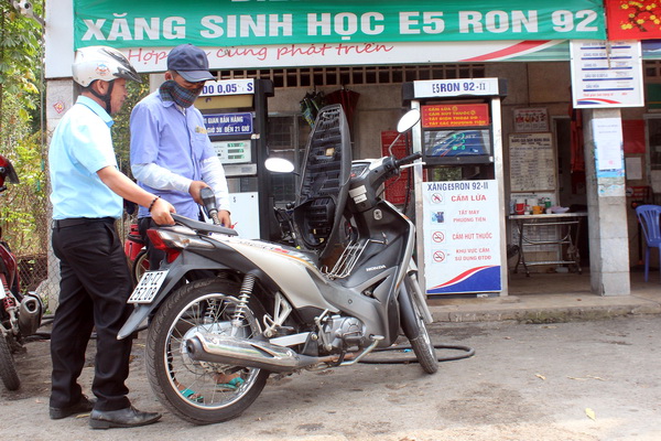 Người dân đổ xăng sinh học E5 tại Cửa hàng kinh doanh xăng dầu số 1 (khu Phước Hải, thị trấn Long Thành, huyện Long Thành).