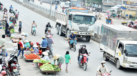 Chợ “cóc” họp ngay trên quốc lộ 1K đoạn qua xã Hóa An, TP.Biên Hòa tồn tại đã nhiều năm. Nhiều người tổ chức mua bán chiếm hết phần đường xe 2-3 bánh.