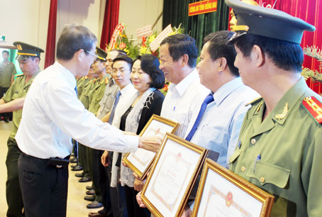 Chủ tịch UBND tỉnh Đinh Quốc Thái tặng bằng khen cho ông Phạm Đức Bình vì có đóng góp tích cực cho Quỹ Doanh nhân với an ninh trật tự tỉnh.