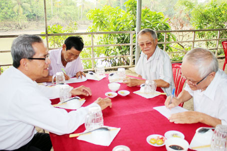 Các cựu cán bộ Đoàn phường Thống Nhất (TP.Biên Hòa) cùng nhau ghi lại địa chỉ, điện thoại cho đồng đội. 