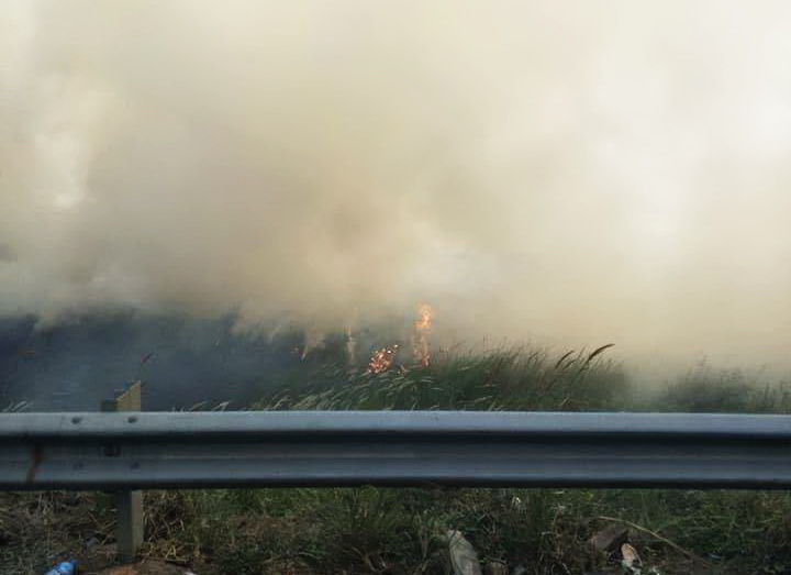 Đám cháy xuất phát từ việc người dân đốt đồng bên đường (ảnh CTV)