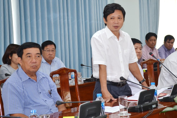 Phó bí thư thường trực Thị ủy Long Khánh Nguyễn Đức Thạnh trao đổi một số vấn đề tại hội nghị