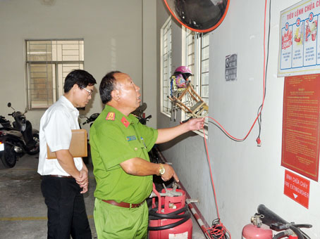 Cảnh sát phòng cháy, chữa cháy kiểm tra bình chữa cháy xách tay tại Xí nghiệp phân phối khí thấp áp Nhơn Trạch.