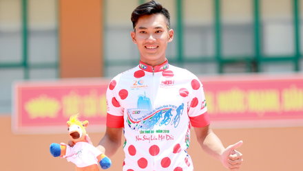 Tay đua 19 tuổi Hồ Vũ giành chiếc áo chấm đỏ bi đầu tiên