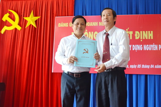 Đồng chí Nguyễn Công Chính trao quyết định thành lập chi bộ cho bí thư chi bộ công ty Phạm Quang Hoàng.