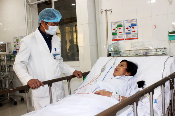 Bác sĩ Phạm Văn Dũng, Giám đốc Bệnh viện đa khoa Thống Nhất thăm hỏi sức khỏe bệnh nhân N.T.B
