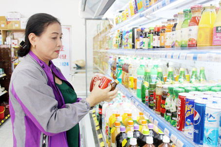 Người dân chọn mua sản phẩm tại Cửa hàng tiện lợi OK Mart Nhơn Trạch (xã Hiệp Phước, huyện Nhơn Trạch).