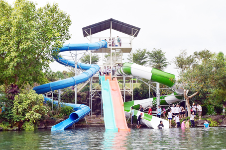 Khu ván trượt nước đa làn mới được Công viên sinh thái Suối Mơ (huyện Tân Phú) đưa vào hoạt động, thu hút khá đông các bạn trẻ đến vui chơi. Ảnh: C.T.V