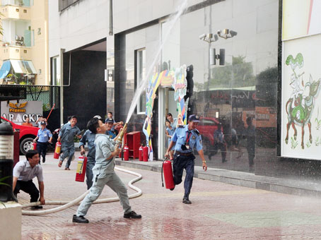 Đội Phòng cháy, chữa cháy cơ sở tòa nhà The Pegasus Plaza (TP.Biên Hòa) diễn tập chữa cháy.