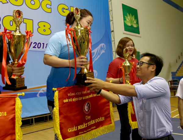 Phó giám đốc Sở Văn hóa, thể thao – du lịch Nguyễn Xuân Thanh trao cờ và cúp hạng nhất toàn đoàn cho đơn vị Hà Nội