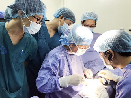 GS-BS. René D.Esser (thứ 2 từ phải qua) hướng dẫn các bác sĩ Khoa Ngoại chấn thương, chỉnh hình - bỏng Bệnh viện đa khoa Thống Nhất thực hiện một ca phẫu thuật khó. Ảnh: Ngọc Thư