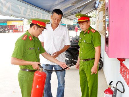 Cán bộ Phòng Cảnh sát phòng cháy, chữa cháy số 4 kiểm tra thiết bị chữa cháy tại chi nhánh Công ty TNHH Sơn Cao (huyện Trảng Bom).