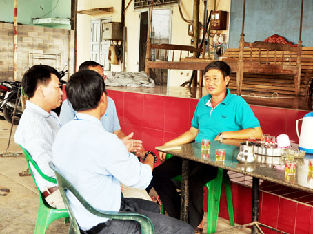 Ông Nguyễn Quốc Tuấn (bên phải) trò chuyện cùng hội viên Hội Cựu chiến binh  xã Phú Lợi (huyện Định Quán).