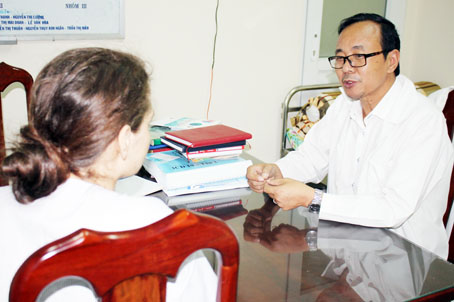 Bác sĩ Trần Thanh Liêm (phải), Trưởng khoa Tâm thần cán bộ và quốc tế, đang trao đổi với bệnh nhân K.B. (người Uzbekistan).