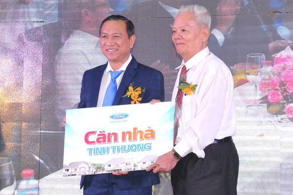 Giám đốc Công ty TNHH-TM-DV Tấn Phát Đạt (trái) trao tặng nhà tình thương cho đại diện Hội cựu Thanh niên xung phong Đồng Nai