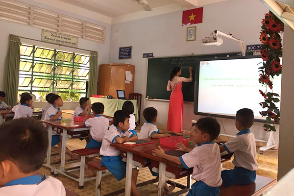 Giáo viên Dương Thị Linh Nhi đơn vị trường tiểu học Nguyễn Văn Trổi đang thể hiện phần thi dạy thực hành