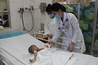 Bác sĩ Nguyễn Thị Ly Ly và mẹ bé A thăm, chăm sóc bé