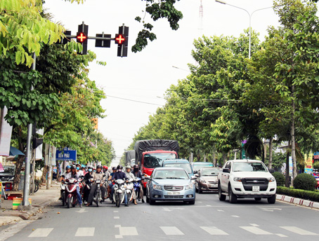 Người tham gia giao thông dừng xe đúng vạch quy định tại một nút giao trên đường Đồng Khởi, TP.Biên Hòa.