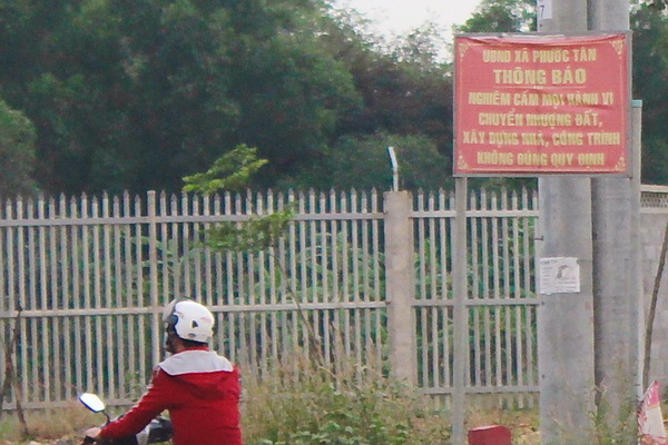 Xã Phước Tân (TP.Biên Hòa) có biển cấm mua bán, sang nhượng đất đai trái phép nhưng gần ngay đáo vẫn có công ty phân lô bán nền đất nông nghiệp.