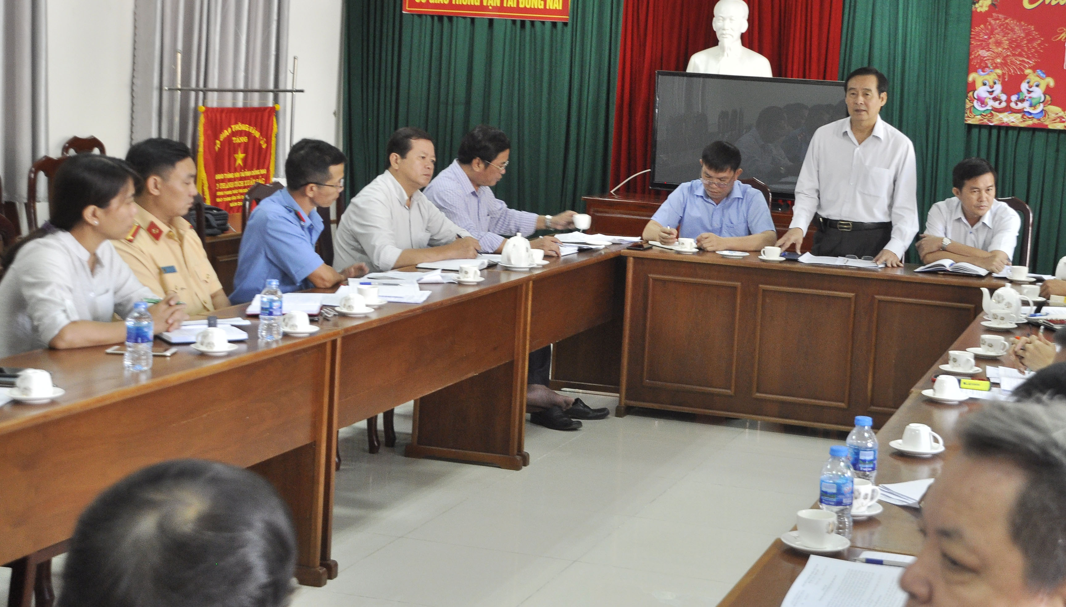 Ông Trịnh Tuấn Liêm Giám đốc Sở Giao thông - vận tải, Phó ban thường trực Ban An toàn giao thông tỉnh phát biểu tại cuộc họp.