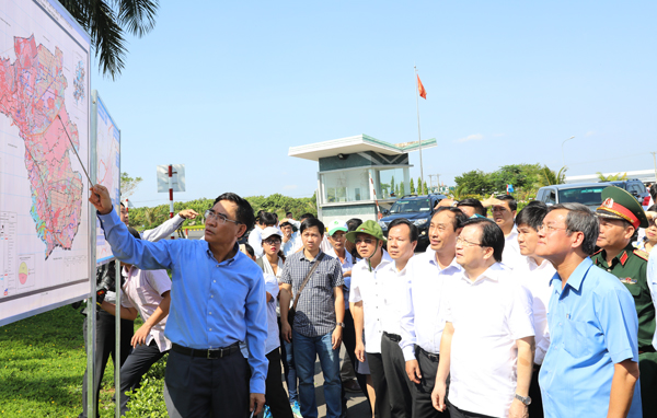 Phó chủ tịch UBND tỉnh Trần Văn Vĩnh giới thiệu với Phó thủ tướng Trịnh Đình Dũng (áo trắng thứ 2 từ phải qua) khu tái định cư trong vùng dự án